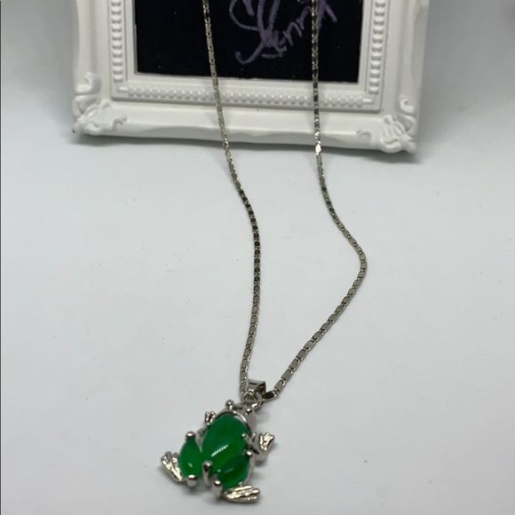 18k gold plated jade frog pendant with chain - Picture 5 of 8